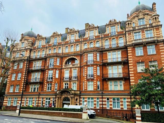 Flat for sale in St. John's Wood, Greater London