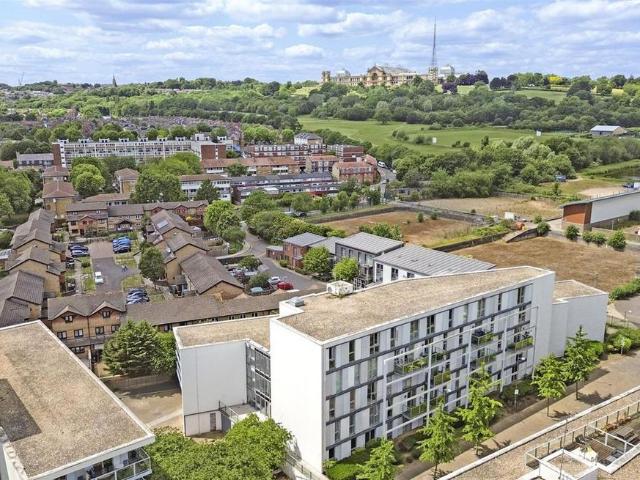 Flat for sale in Hornsey, Greater London