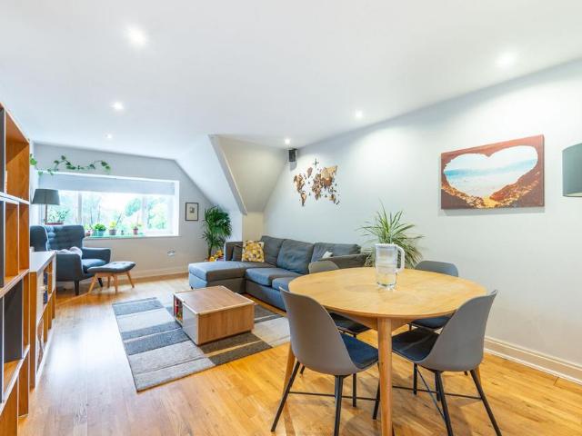 Flat for sale in Brondesbury Park, Greater London