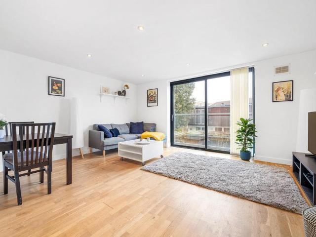 Flat for sale in Clapham, Greater London