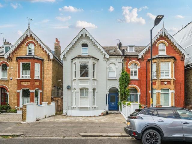 Flat for sale in Nunhead, Greater London