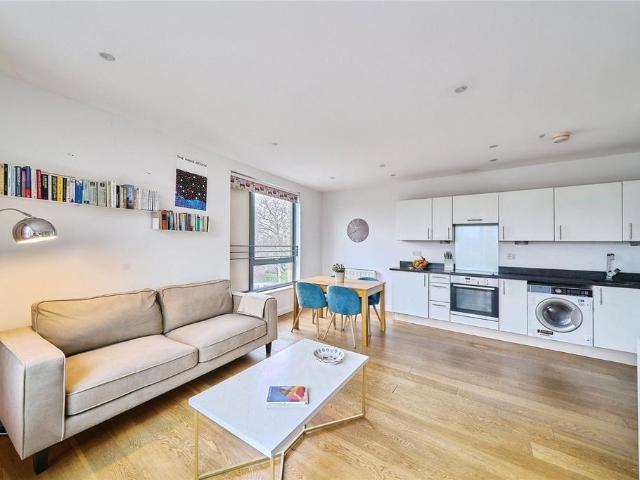 Flat for sale in Stratford Marsh, Greater London
