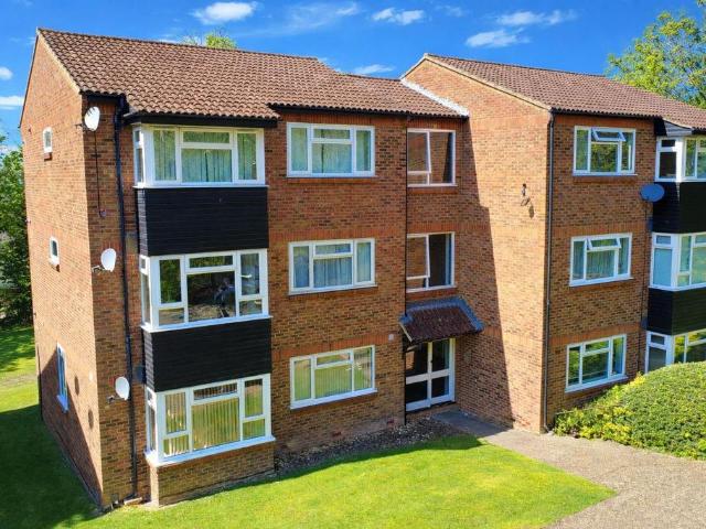 Flat for sale in Highfield, Pouchen End