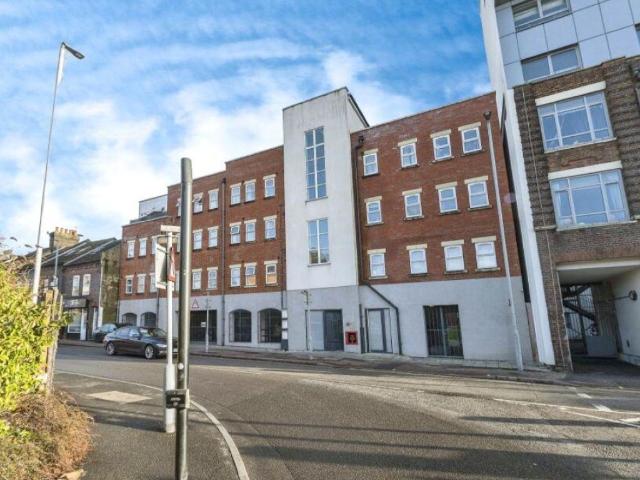 Flat for sale in Spring Park, Luton