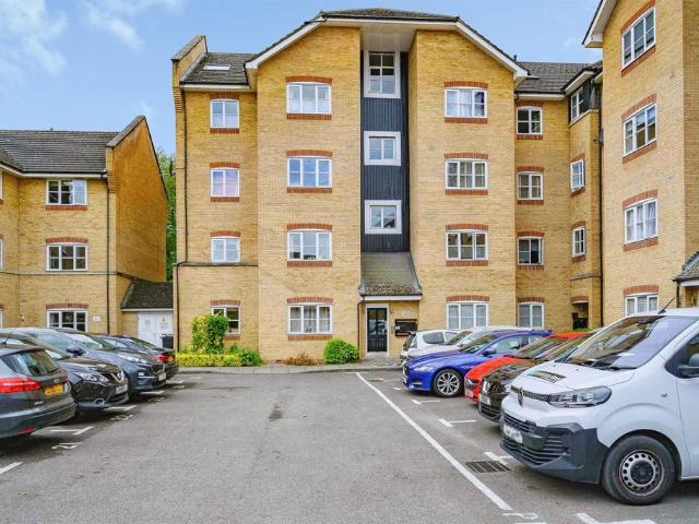 Flat for sale in Pouchen End, Hertfordshire