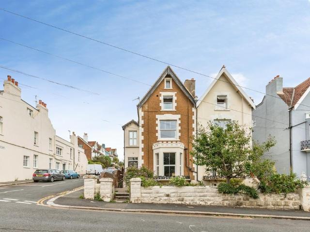 Flat for sale in Bohemia, Guestling Green