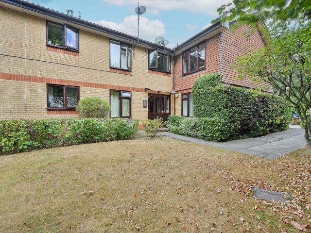 Flat for sale in Woodside, North Watford