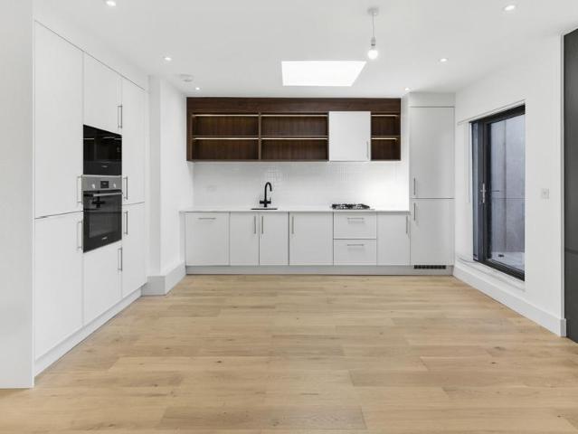 Flat for sale in Harrow On The Hill, Greater London