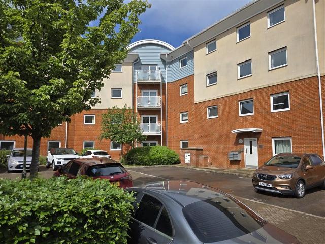 Flat for sale in Red Hill, Surrey