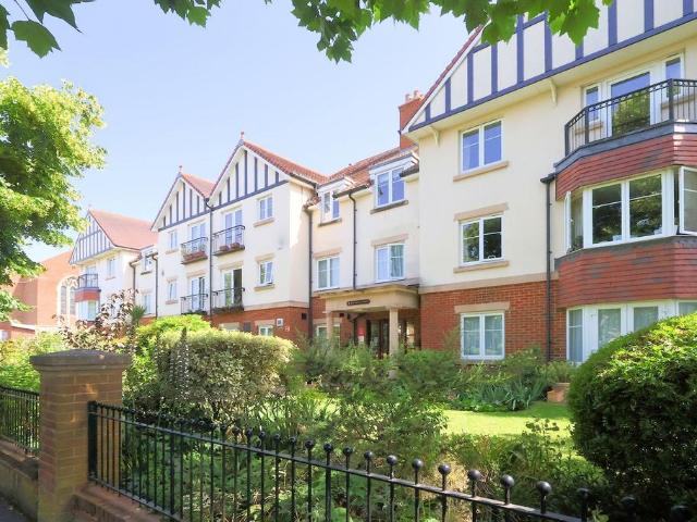 Flat for sale in London Borough of Croydon, Addiscombe