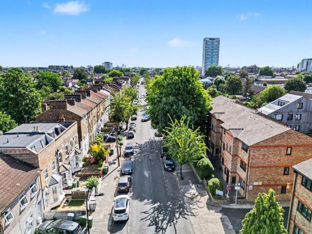 Flat for sale in Maryland, Greater London