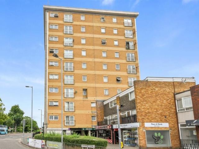 Flat for sale in Broxbourne, Hertfordshire