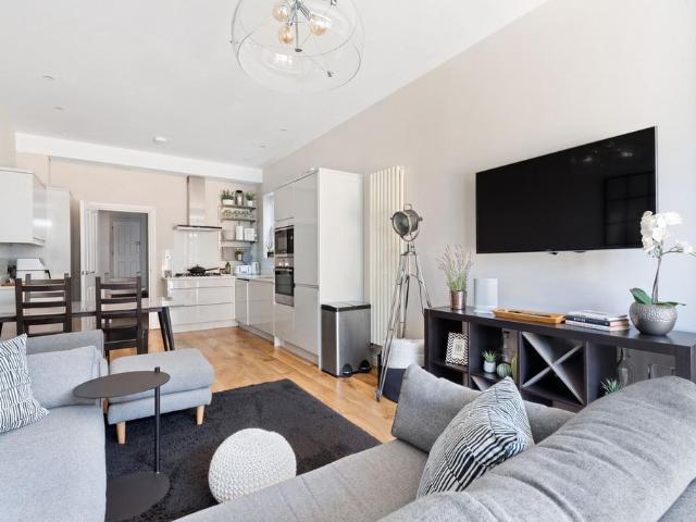 Flat for sale in Abbeville Village, Greater London