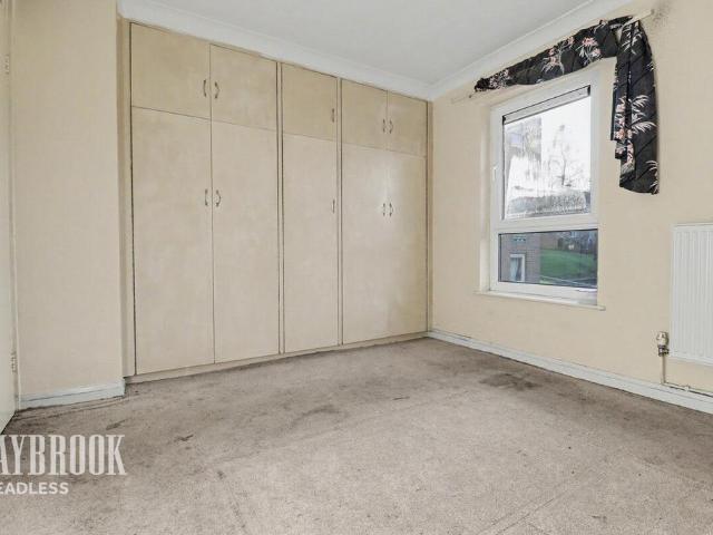 Flat for sale in Norfolk Park, South Yorkshire