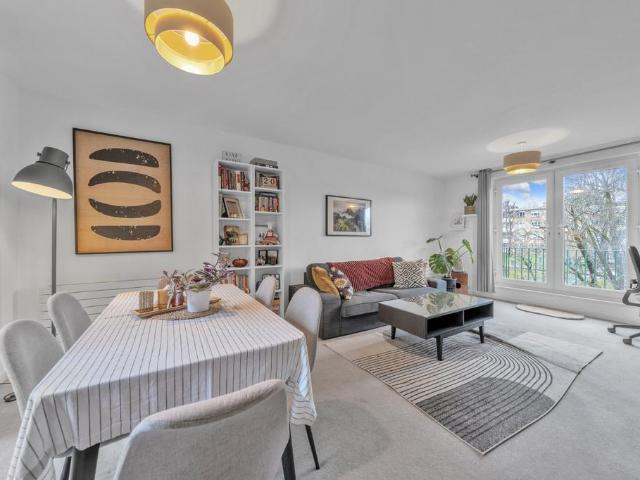 Flat for sale in South Hampstead, Greater London