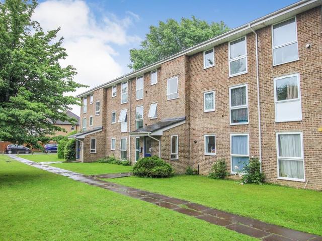 Flat for sale in Red Hill, Surrey