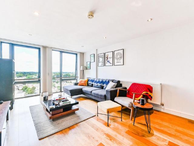 Flat for sale in London Borough of Croydon, Waddon