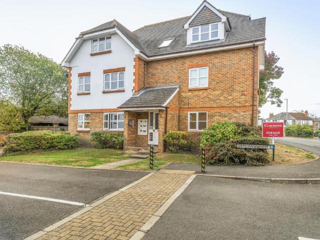 Flat for sale in Knaphill, Woking