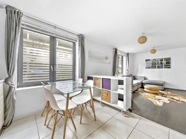 Flat for sale in Finsbury Park, Greater London