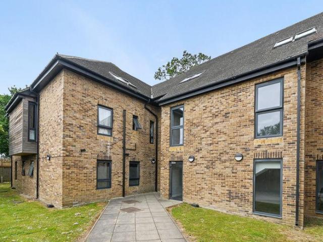 Flat for sale in Hatch End, Greater London