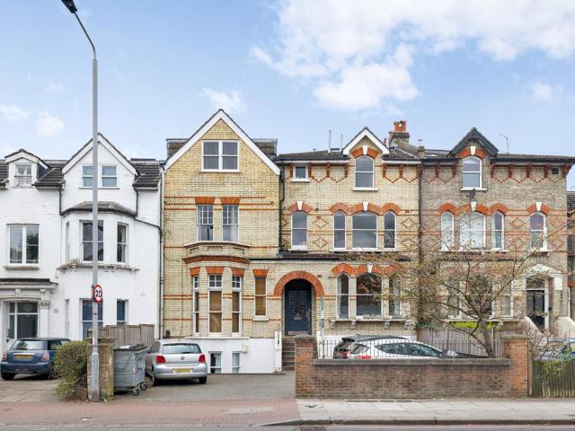 Flat for sale in Earlsfield, Greater London