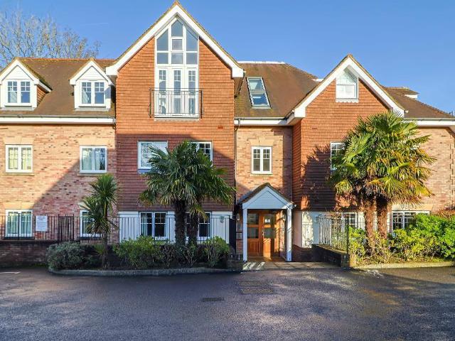 Flat for sale in Hillview, Surrey