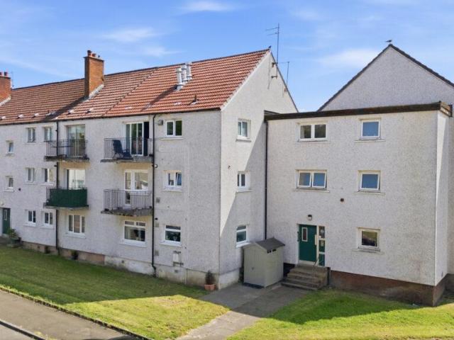 Flat for sale in Duntocher, Scotland