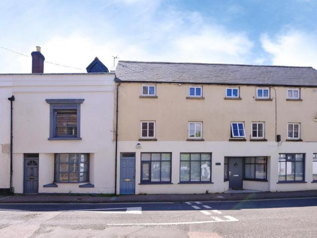 Flat for sale in Monmouth, Wales