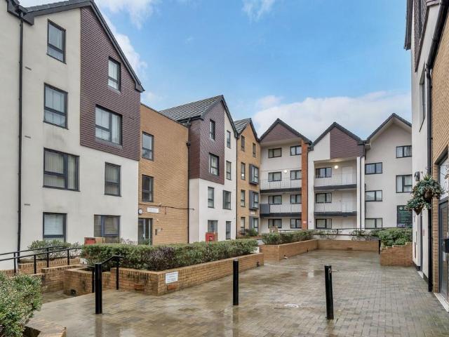 Flat for sale in Watford Heath, North Watford