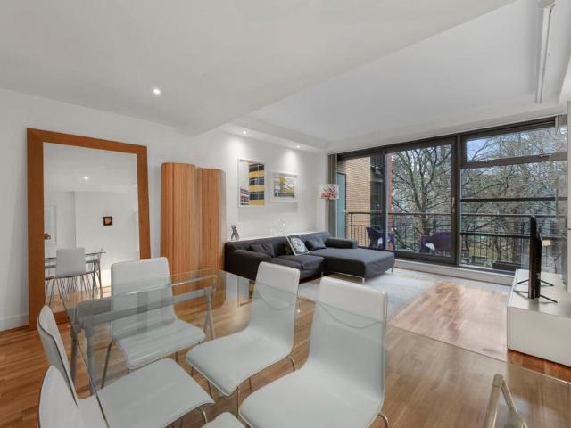 Flat for sale in Finsbury, Greater London