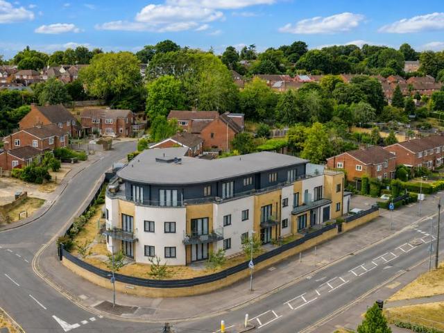 Flat for sale in Hammerfield, Pouchen End