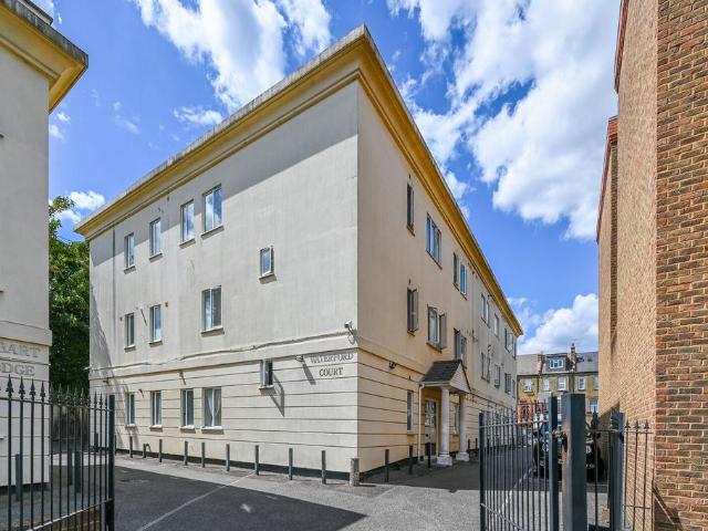 Flat for sale in London Borough of Ealing, Hanwell
