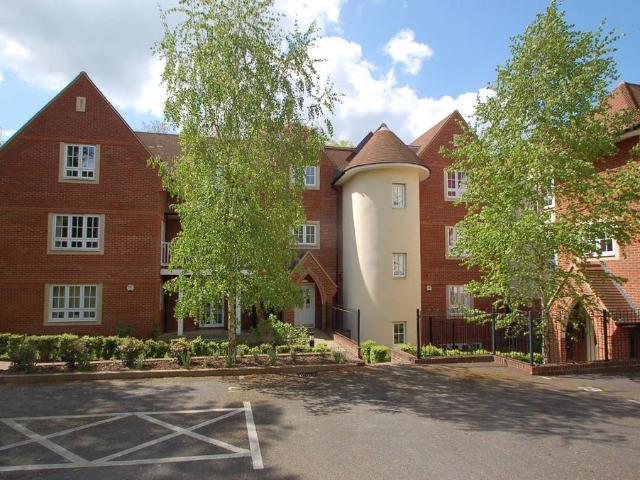 Flat for sale in Totteridge, Cressex