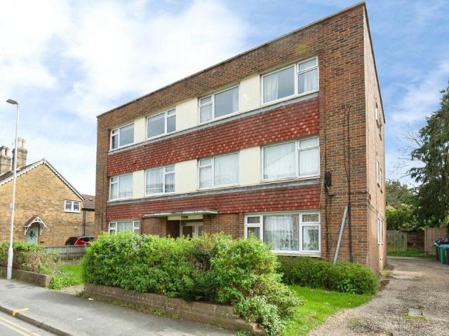 Flat for sale in Motspur Park, Greater London