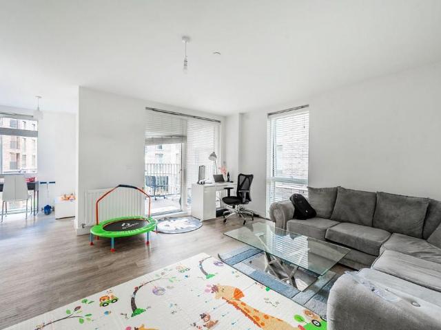 Flat for sale in Kenton, Greater London