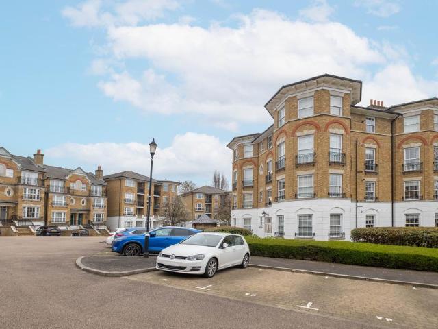 Flat for sale in Southfields, Greater London