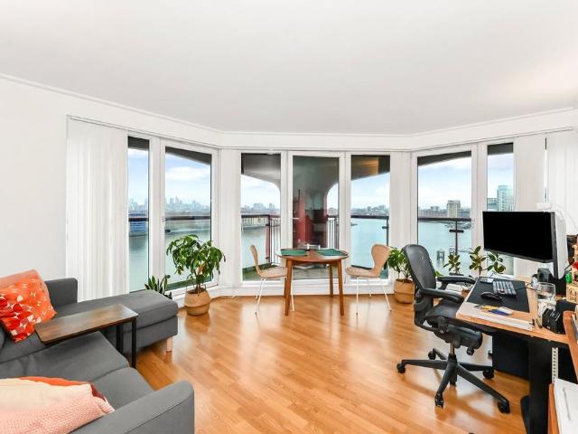 Flat for sale in Canary Wharf, Millwall