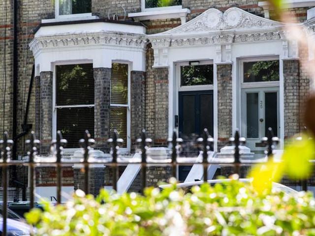 Flat for sale in Surbiton, Greater London