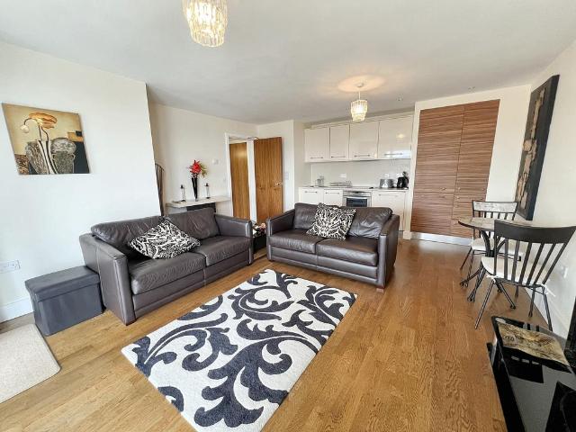 Flat for sale in Cardiff Bay, Falcon Lodge