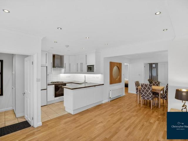Flat for sale in Finsbury Park, Greater London