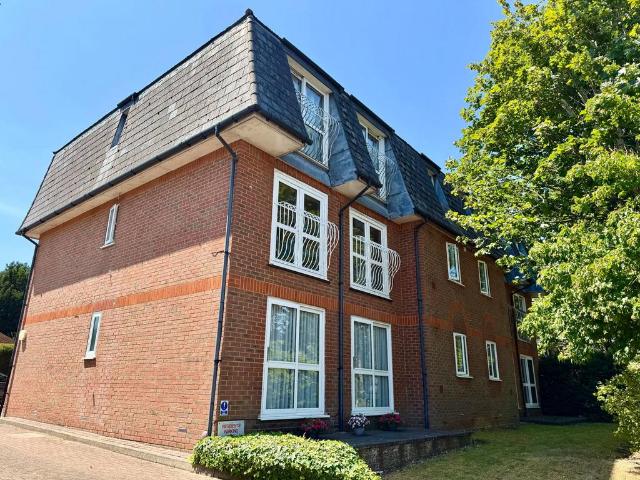 Flat for sale in Bushey, Bushey Heath