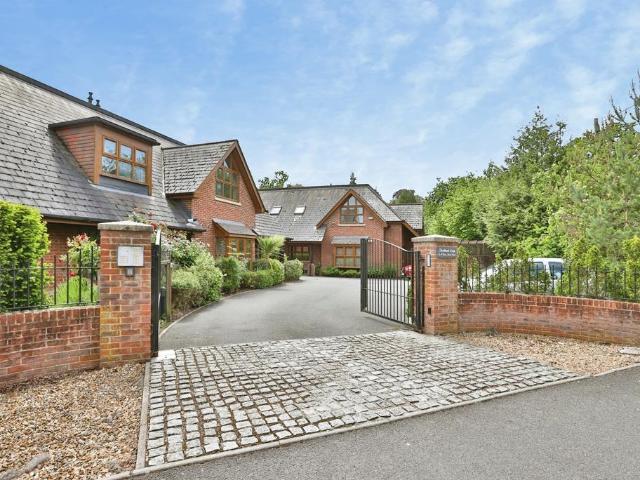 Flat for sale in Tricketts Cross, Ferndown