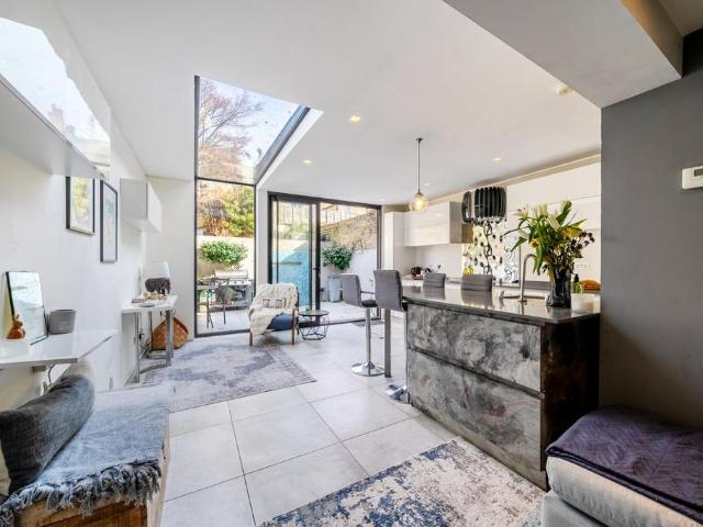 Flat for sale in Fulham, Walham Green