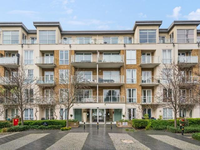 Flat for sale in Kew, Greater London
