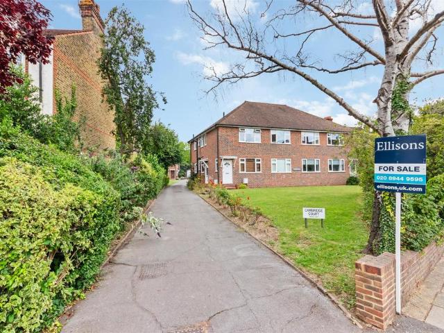 Flat for sale in London Borough of Merton, Raynes Park