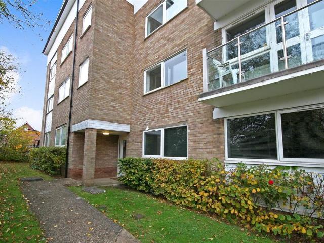 Flat for sale in Radlett, Hertfordshire