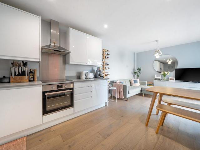 Flat for sale in London Borough of Merton, Raynes Park