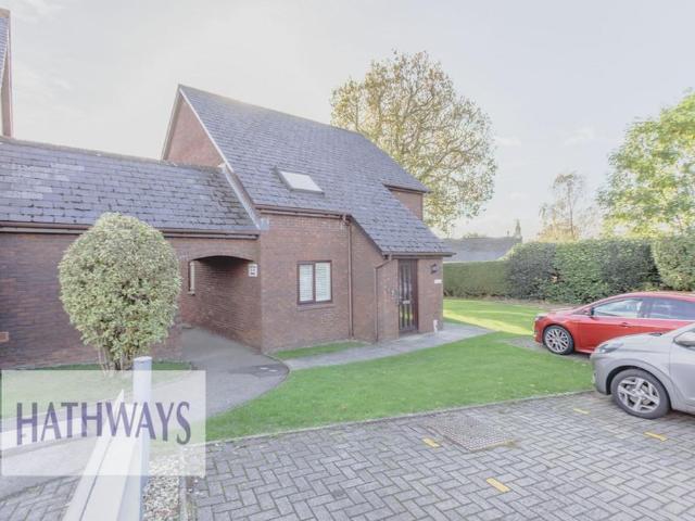Flat for sale in Croesyceiliog, Wales