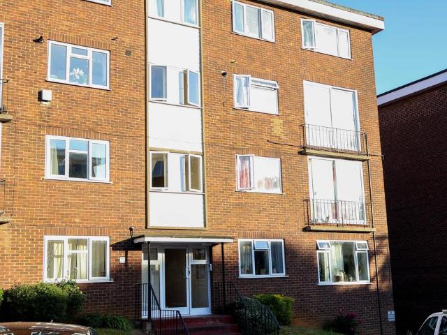 Flat for sale in Spring Park, Luton