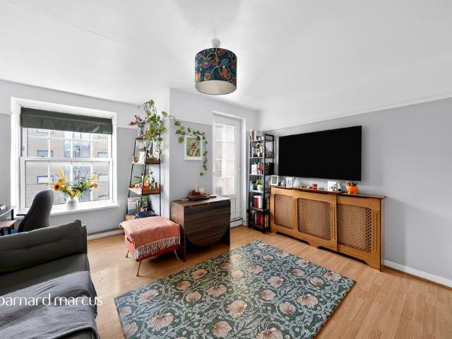 Flat for sale in Stockwell, Greater London
